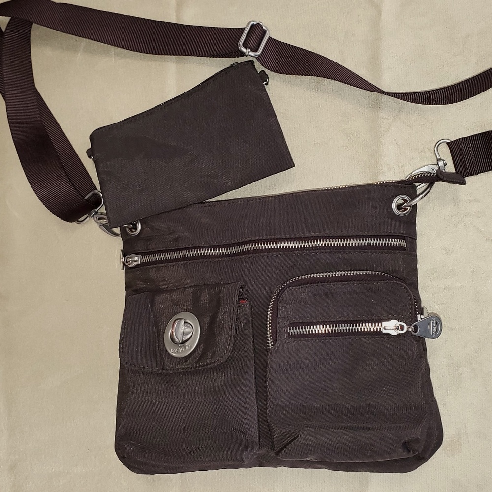Baggallini Brown Sydney Multi compartment Travel Crossbody Bag & Wristlet